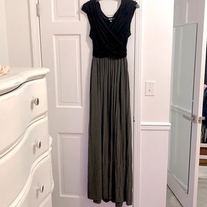 DKNY Sleeveless long dress. Black & Grey with fuchsia tie size large. NWT